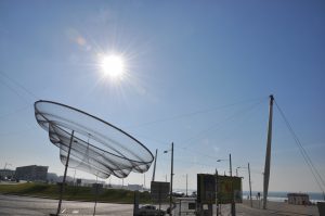 Riesige Netzskulptur mit dem Titel "Anemone"