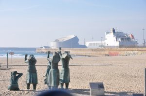 Die "Käseschachtel" im Hintergrund ist ein Schiffsterminal